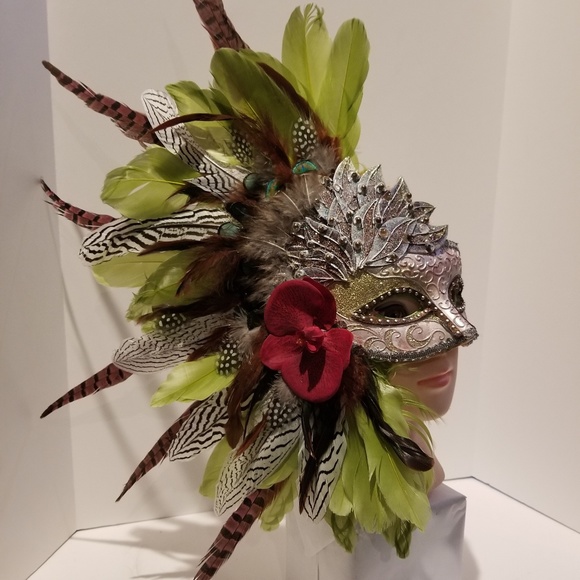 920 Unique Mardi Gras mask - Picture 1 of 2